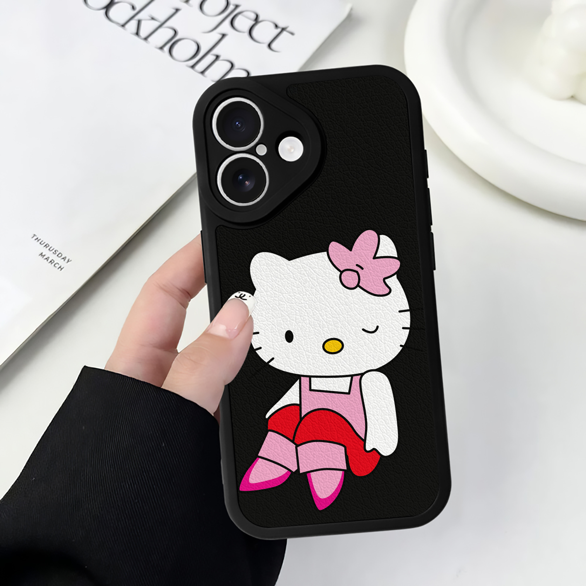 （画像用） Hello Kitty ハローキティ 【iPhone 16シリーズ対応】シリコンスマホケース（レザー調） 材質：シリコン